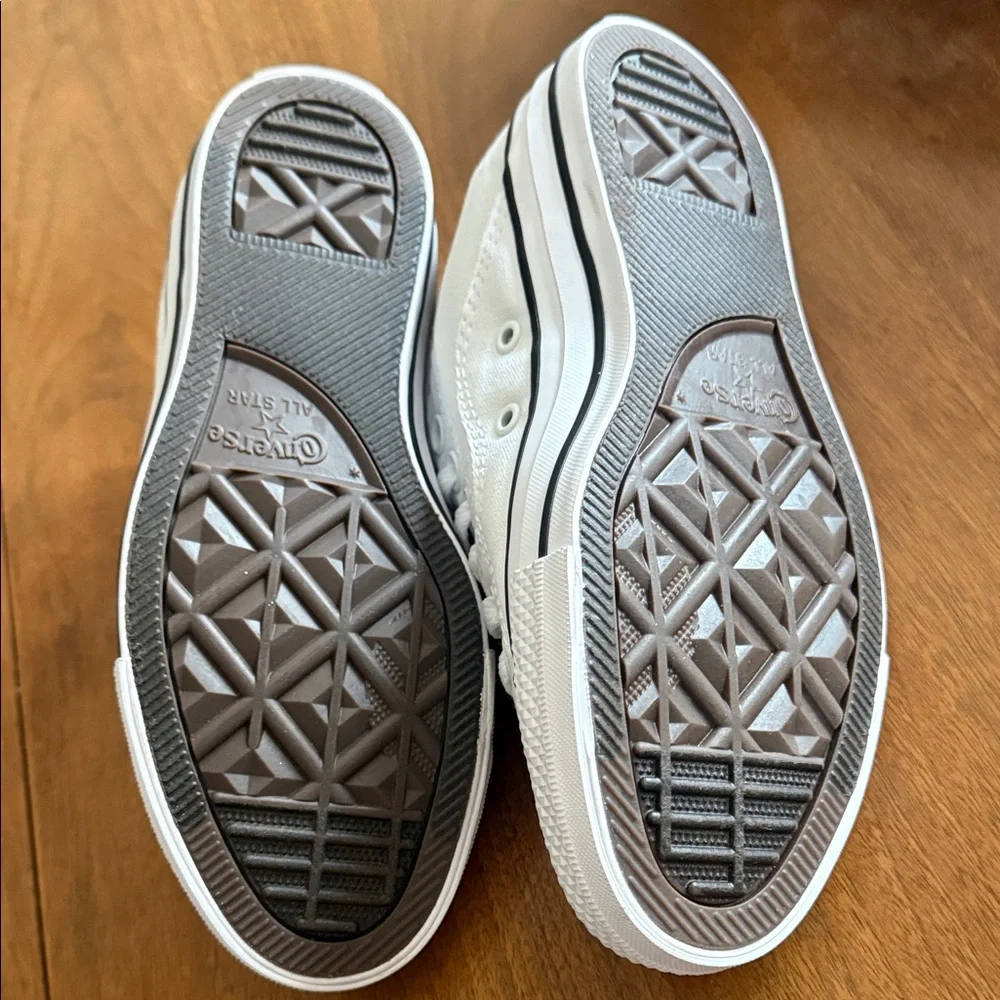 Converse Chuck Taylor All Star Low Top Sneakers in White - Picture 4 of 6